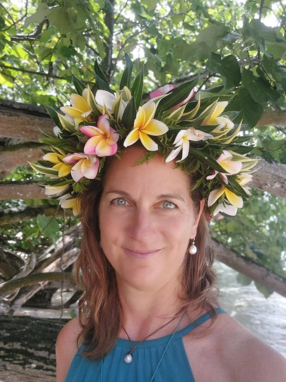 Anke Braun mit Blütenkranz auf Moorea, Polynesien