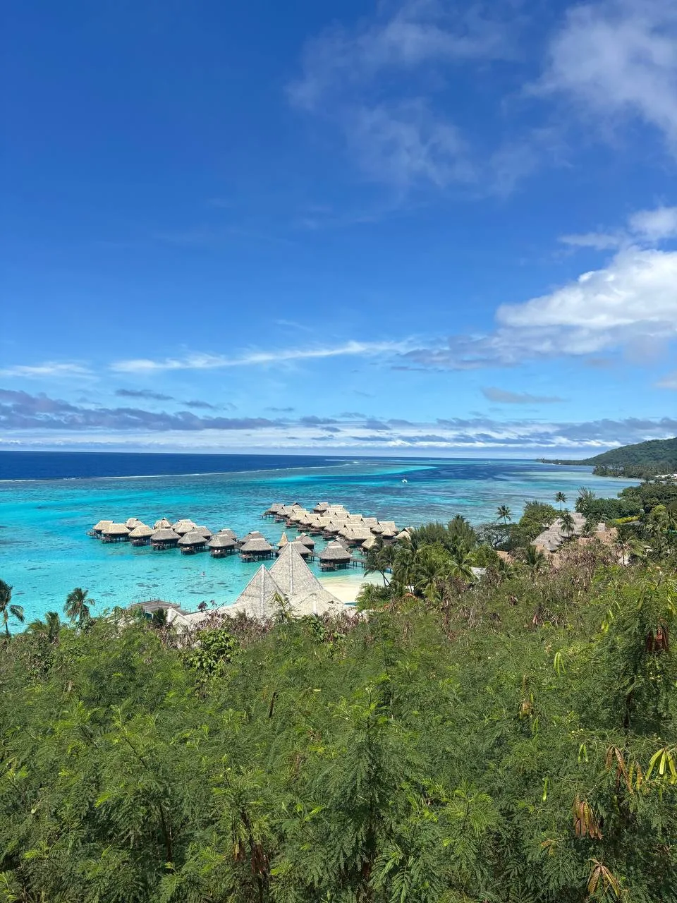 Lagune von Moorea mit Bungalows über dem Wasser