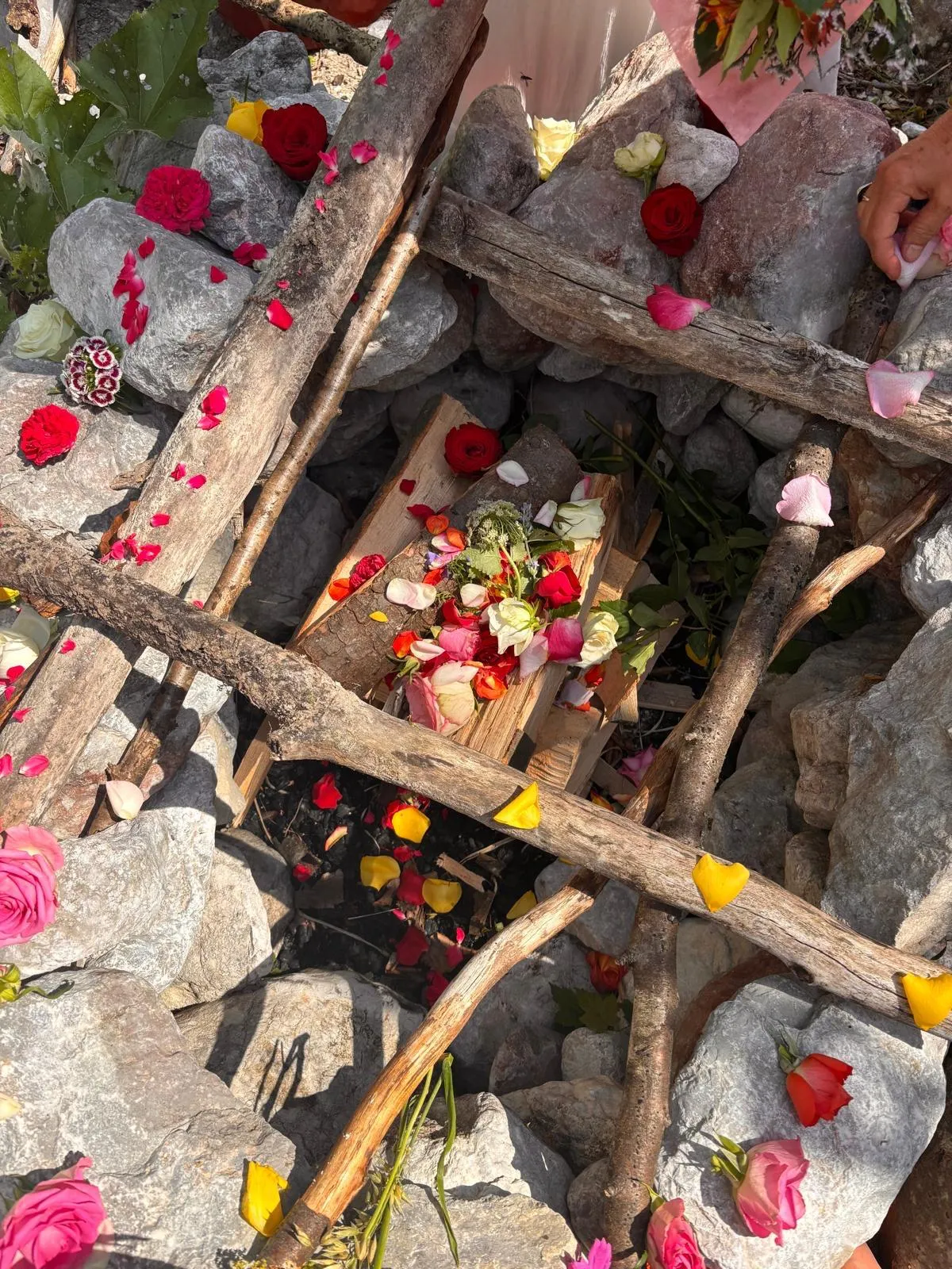 Blumenaltar mit Rosen