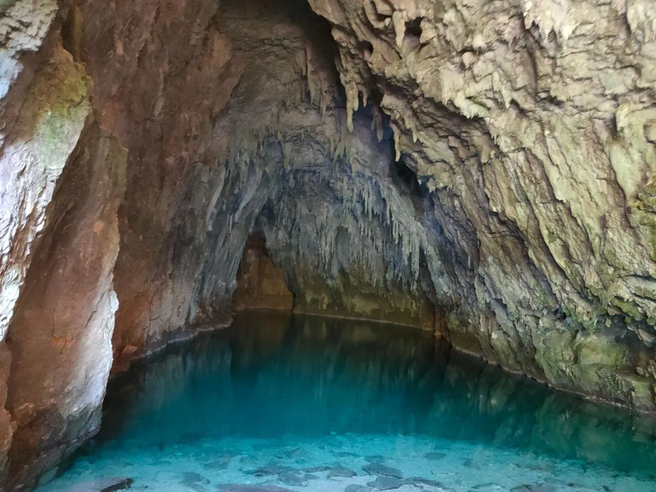 Heilige Grotte mit türkisem Wasser
