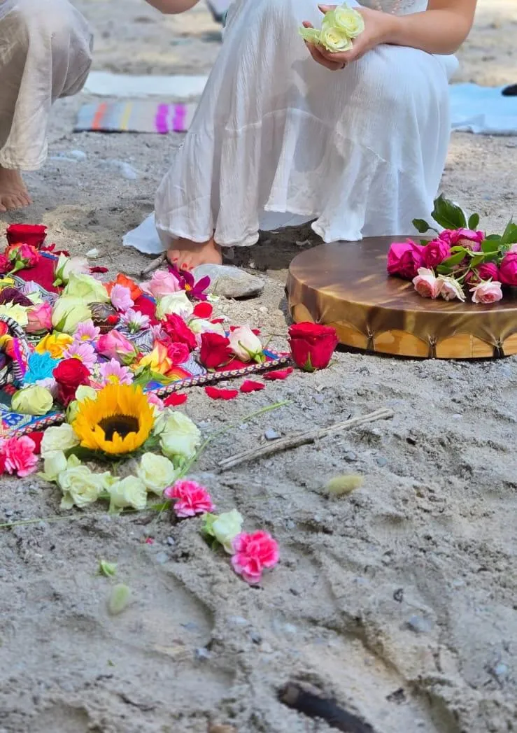 Ritual mit Blumen und Trommel