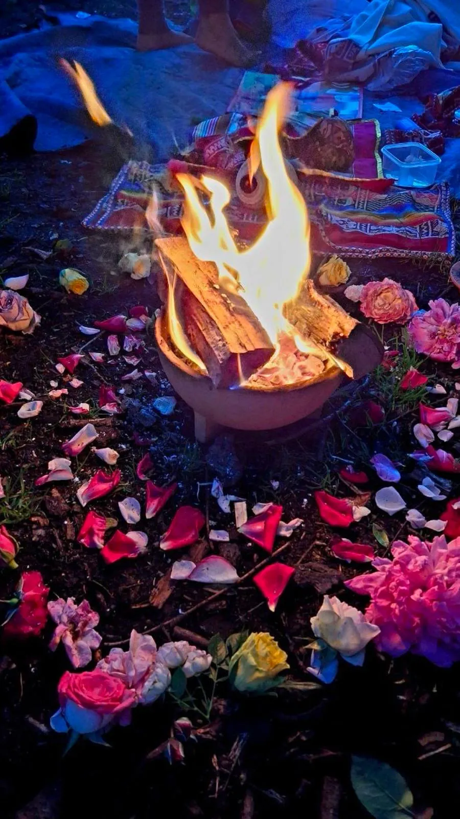 Feuerritual mit Rosen