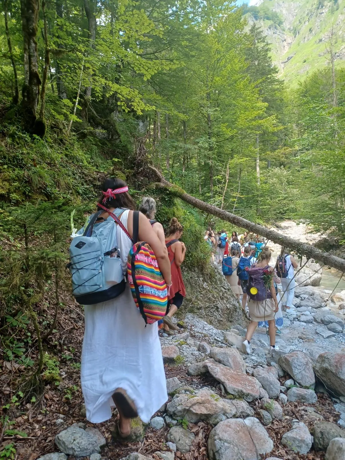 Gruppe auf dem Weg zum Kraftort