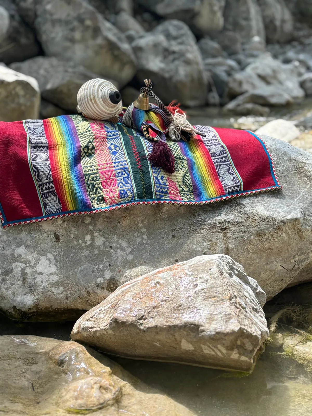 Rituelle Objekte auf Steinen