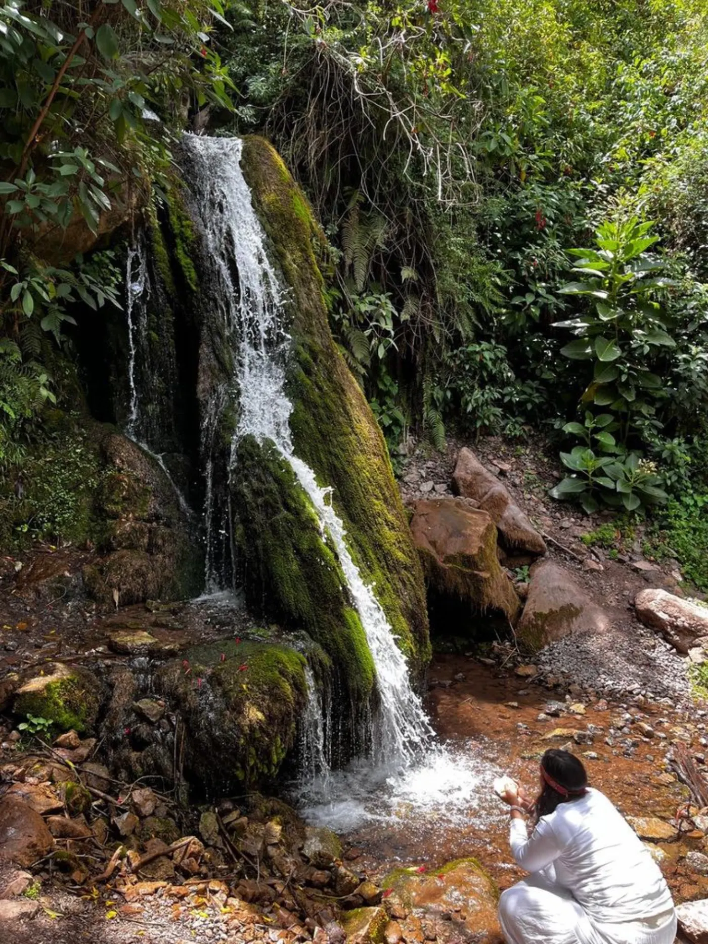 Sayartah beim Ritual an der Cascada — Hüterin des weiblichen Urwissens