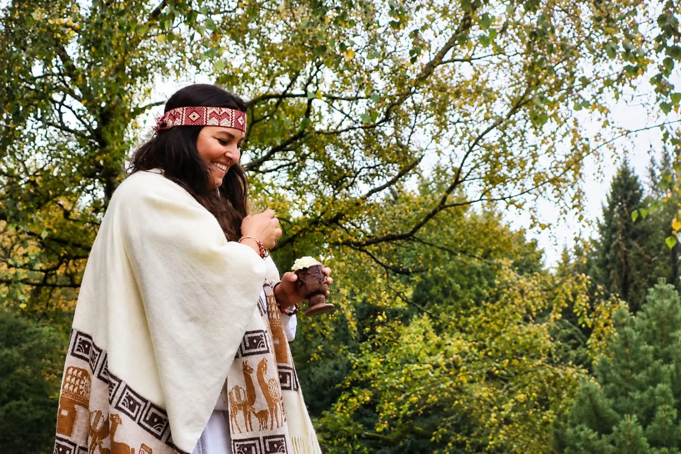 Sayartah bei einer Zeremonie im Wald — Weisheiten der Anden