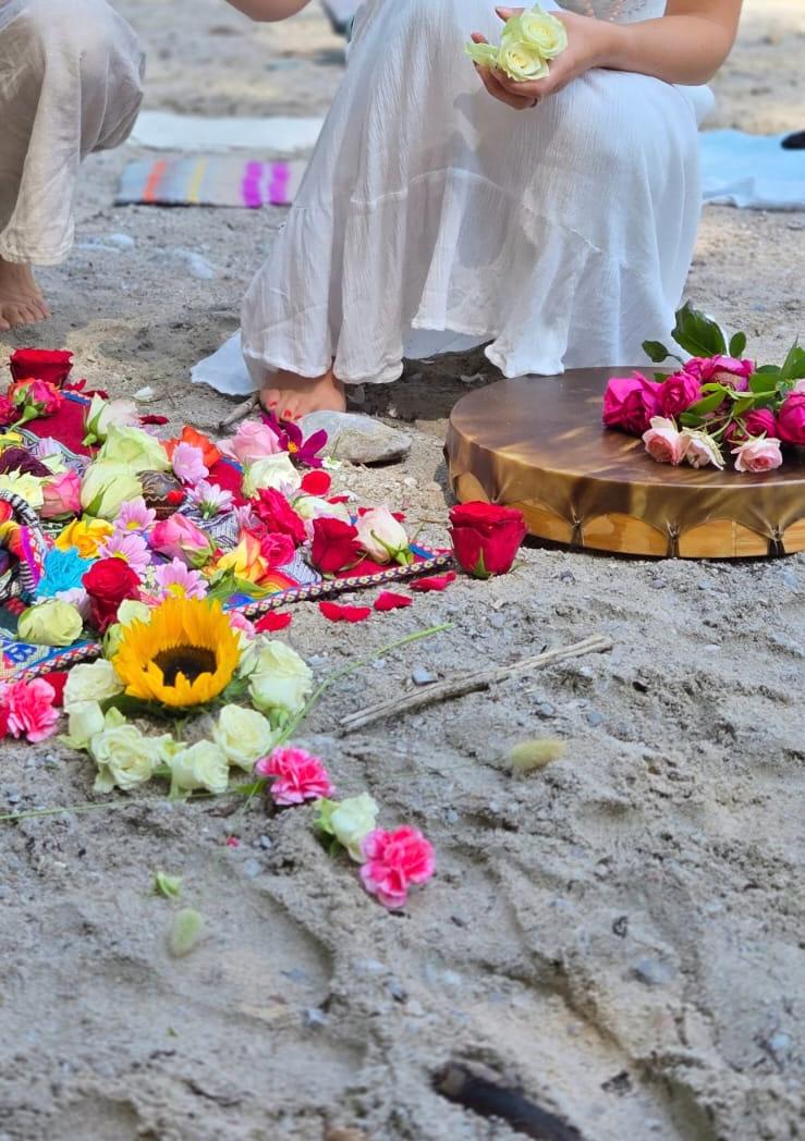 Ritual mit Blumen und Trommel — weibliche Kraft