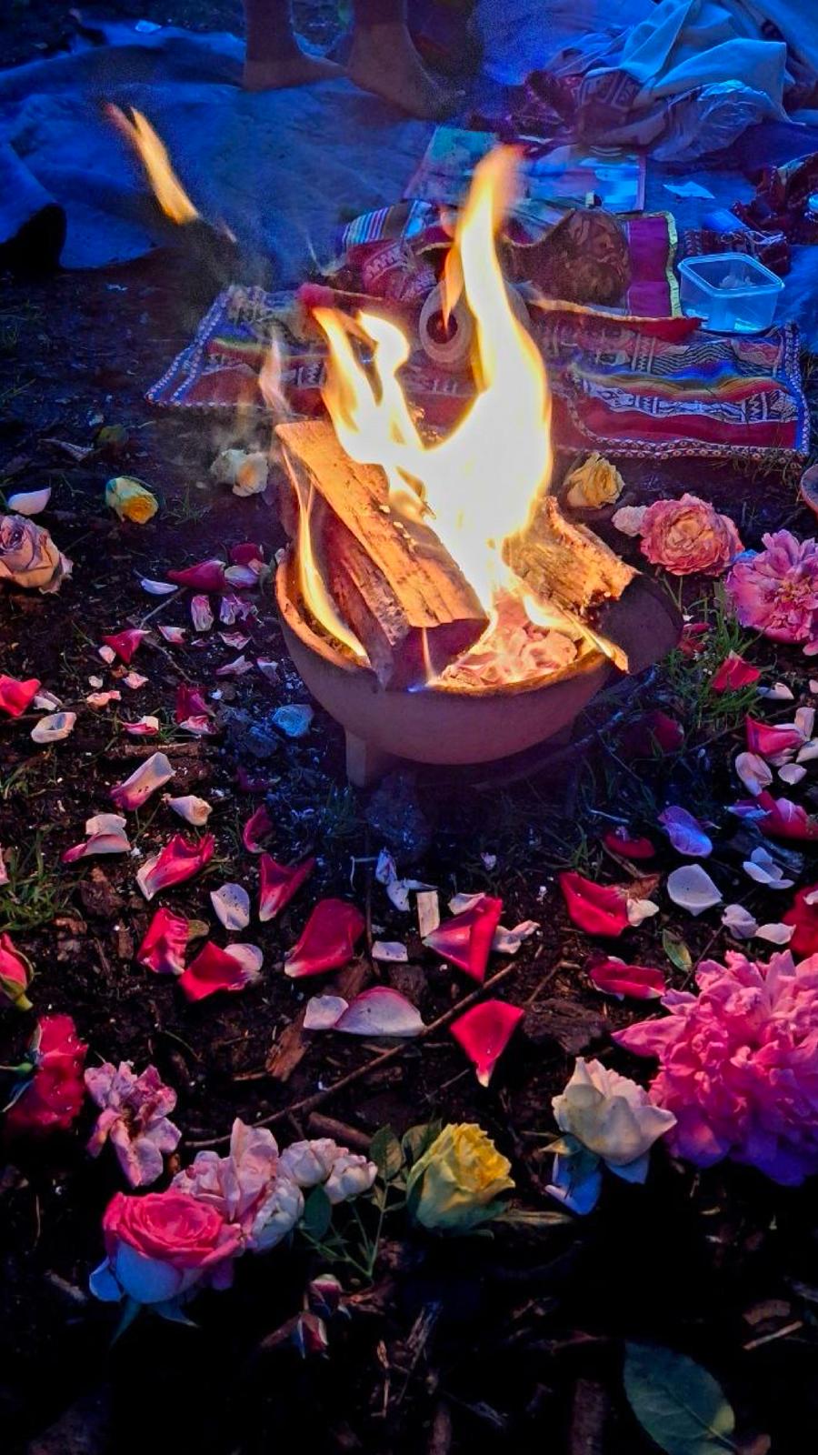 Feuerritual mit Rosen — Heilige Zeremonie